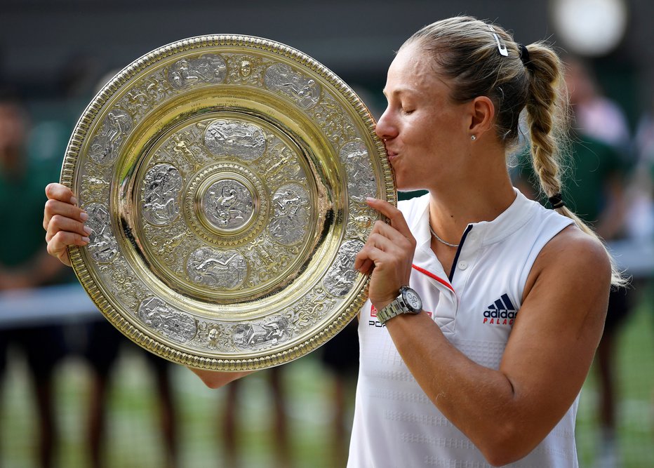 Fotografija: Poljub zmagovite lovorike v Wimbledonu je še slajši, saj se je Angelique Kerber na teniški vrh vrnila po tavanju v temi. FOTO: Reuters