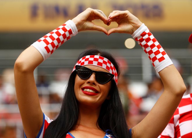 Hrvaška navijačica na stadionu. FOTO: Kai Pfaffenbach, Reuters