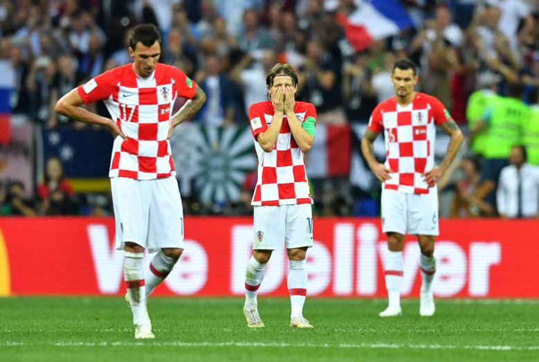 Fotografija: Hrvaški nogometaši so dosegli največji uspeh v svoji zgodovini, a so kljub temu Modrić in njegovi soigralci po finalu točili solze. FOTO: Reuters