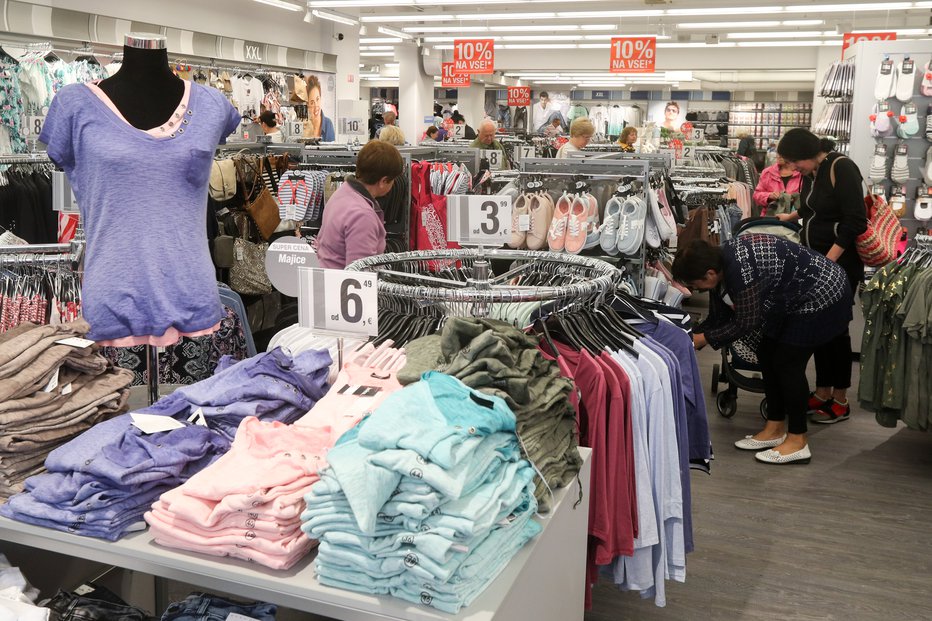 Fotografija: Plače v trgovini so zelo nizke, največje pa so težave v maloprodaji, kjer je približno 30.000 zaposlenih. FOTO: Marko Feist