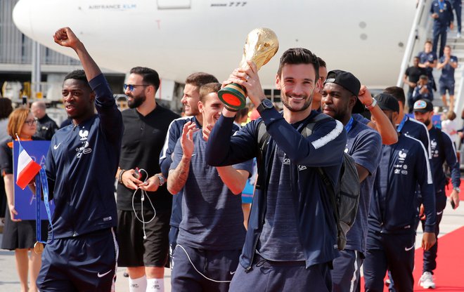 Zlati francoski nogometaši na paradi po Elizejskih poljanah. FOTO: Reuters
