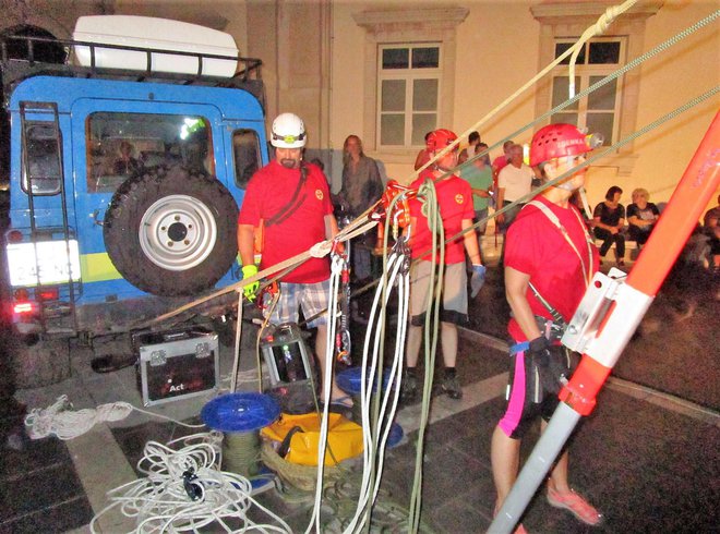 Za varen spust so poskrbeli člani Jamarske reševalne službe pri Jamarski zvezi Slovenije. FOTO: Janez Mužič
