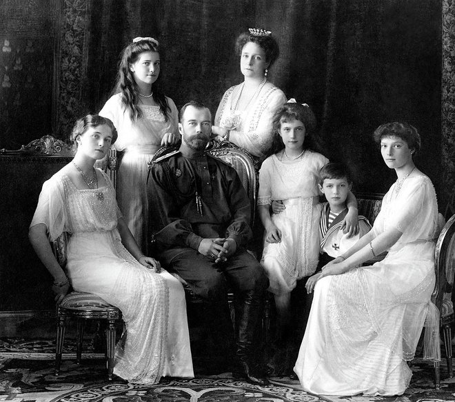 Zadnji ruski car Nikolaj z ženo Aleksandro, hčerkami Olgo, Tatjano, Marijo in Anastazijo ter sinom Aleksejem. FOTO: Wikipedia