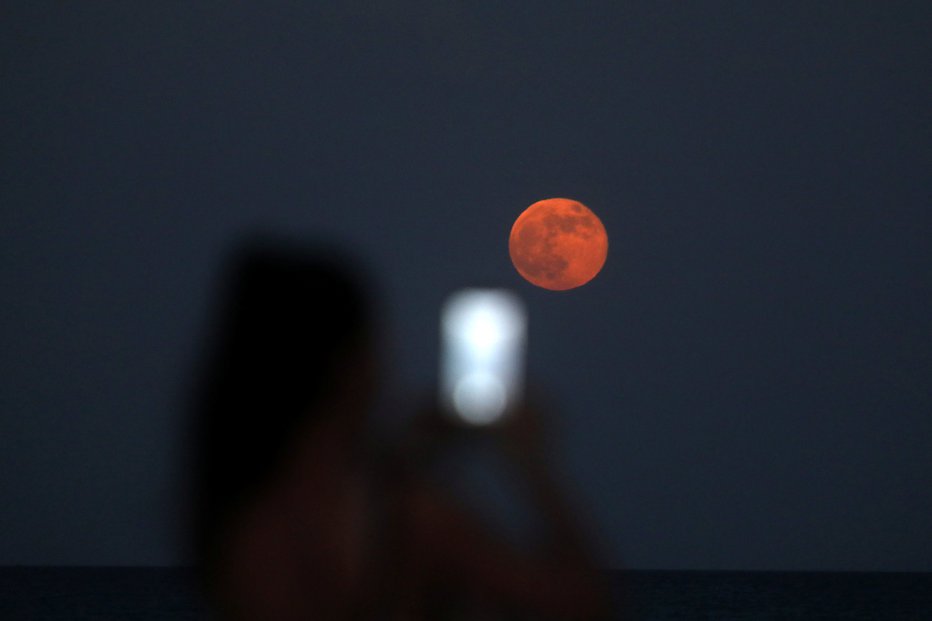Fotografija: Pojav krvave lune. FOTO: Reuters