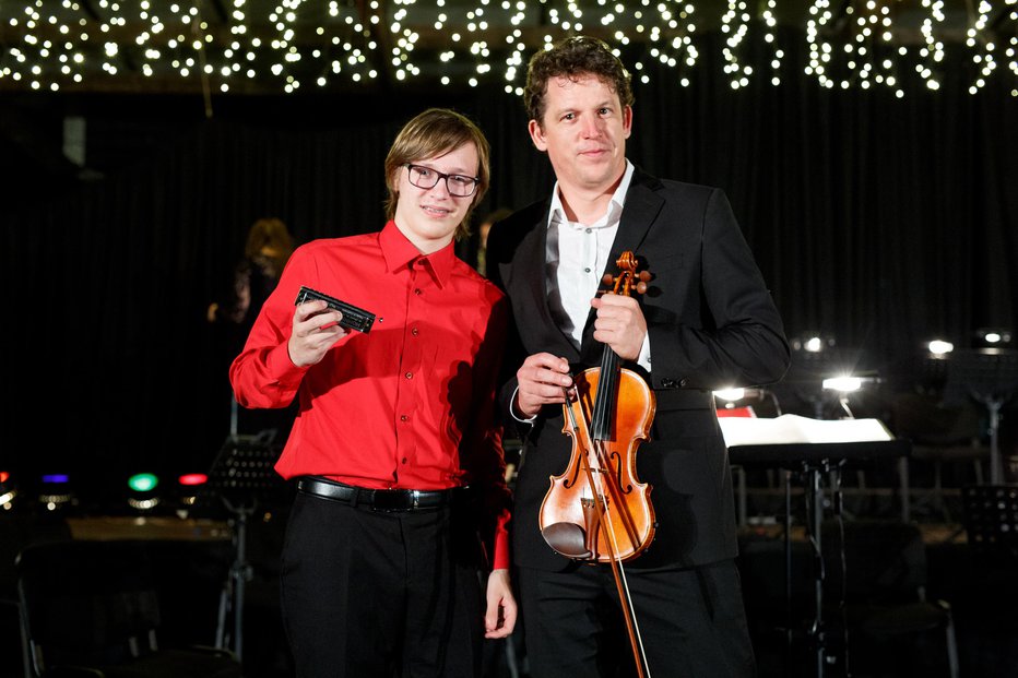 Fotografija: Jan Šoštarič z violino in Miro Božič z orglicami FOTO: Valter Leban