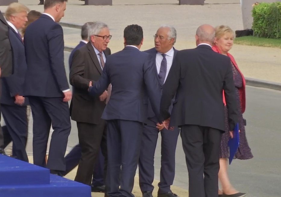 Fotografija: Juncker je na nedavnem vrhu Nata potreboval oporo pri hoji. FOTO: Ap