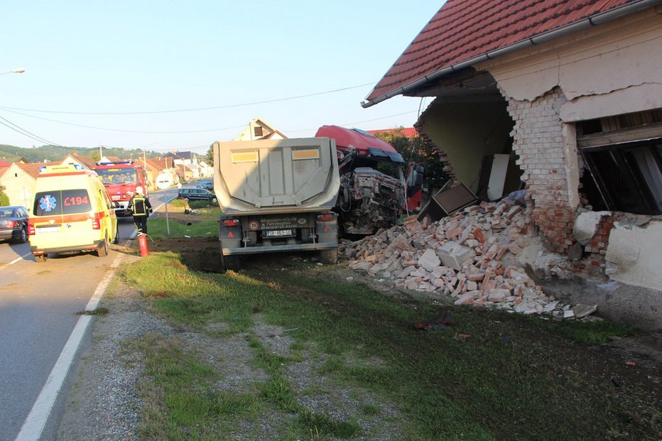 Fotografija: Posledice divjanja tovornjakarja. FOTO: D. Krstanović, Požega.eu