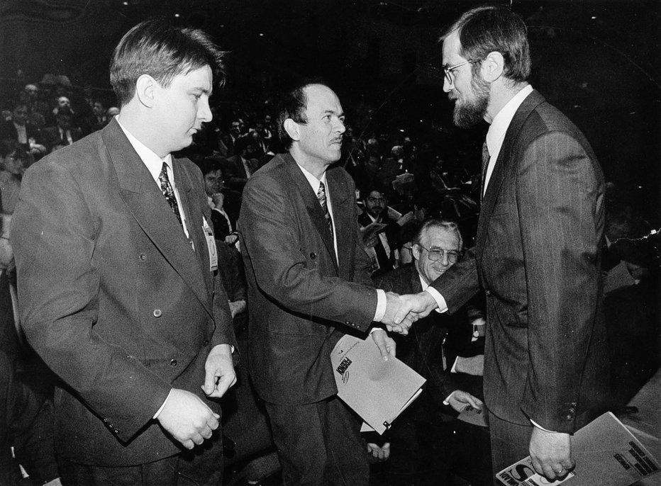 Fotografija: Na kongresa LDS je leta 1992 kot gost prišel tudi Lojze Peterle. FOTO: Aleš Černivec
