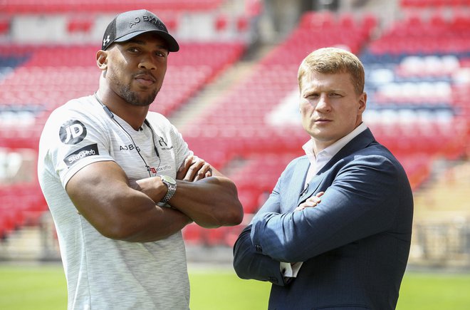 Britanski boksarski as Anthony Joshua (levo) bo 22. septembra na Wembleyju prekrižal pesti z ruskim izzivalcem Aleksandrom Povjetkinom. FOTO: AP