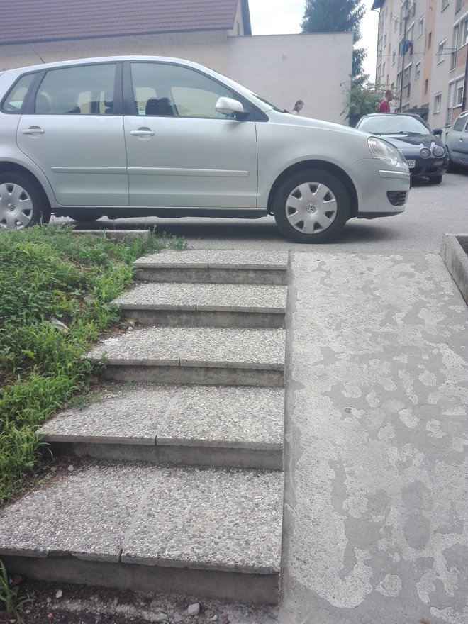 Zaparkiral je stopnišče in prostor za invalide. FOTO: Emir, bralec poročevalec