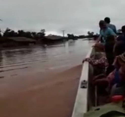 Fotografija: Rešilni čolni so že prehiteli na pomoč žrtvam. FOTO: Laos Agency, Facebook