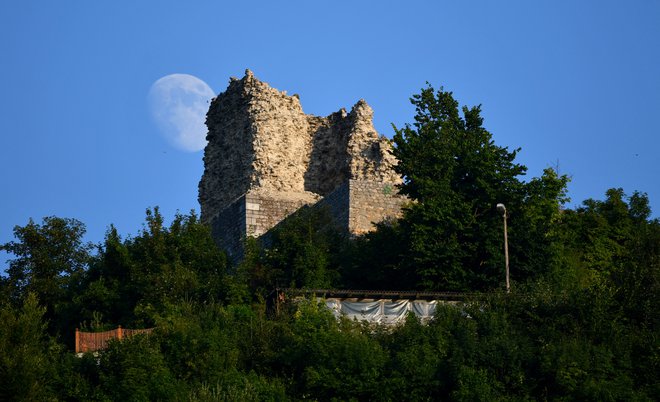 Stari grad nad Smlednikom. FOTO: Egon, bralec poročevalec