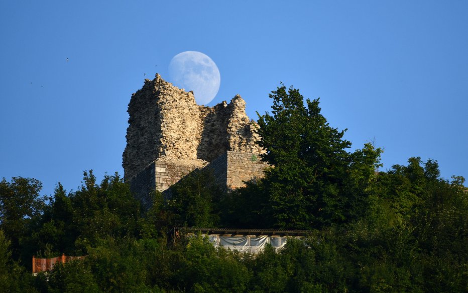 Fotografija: Stari grad nad Smlednikom v luninem polnem dnevnem sijaju. FOTO: Egon, bralec poročevalec