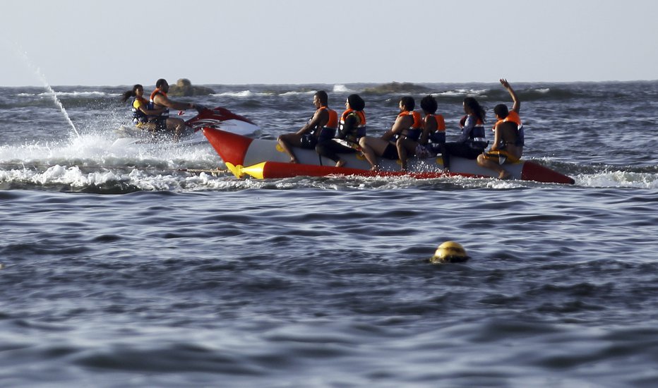 Fotografija: Družina se je peljala na banani na morju, gliser, ki jo je vlekel, pa je povzročil hudo nesrečo. FOTO: Amr Dalsh, Reuters