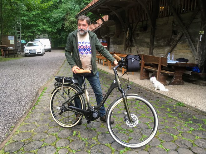 Boris Grabrijan iz Krajinskega parka Kolpa nam je predstavil električna kolesa. FOTO: Jaroslav Jankovič