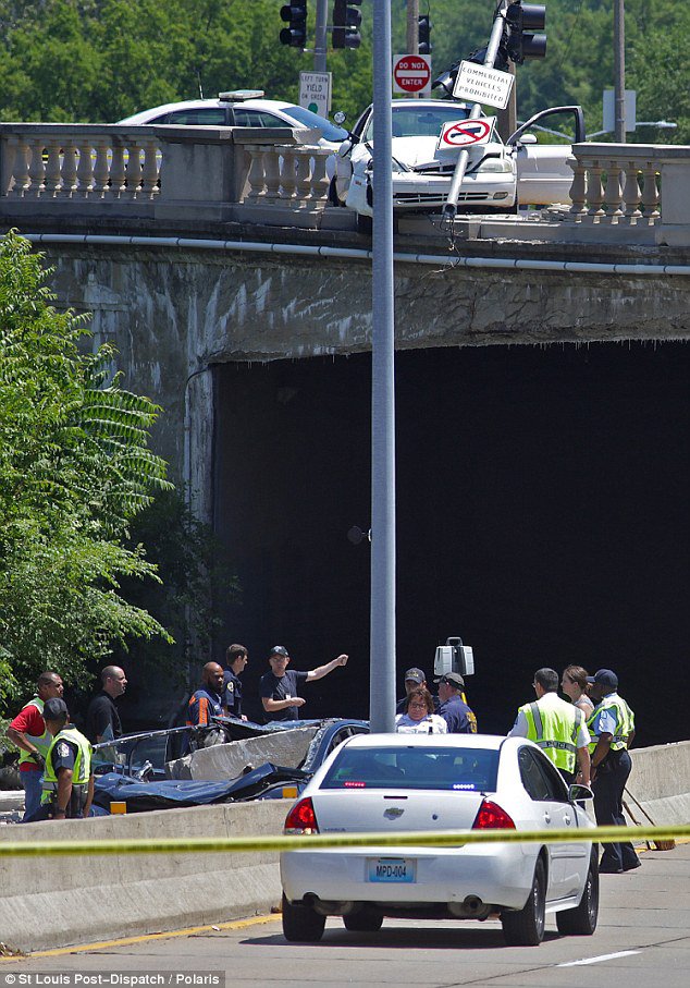Fotografija: Nesreča na mostu je vodila v smrt. FOTO: Policija St. Louis