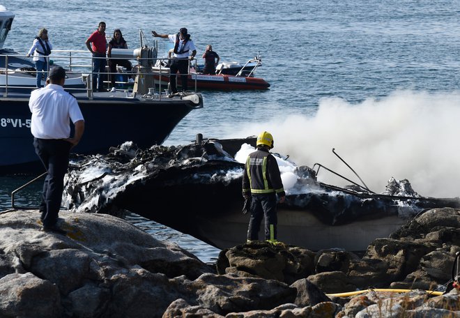 Španski gasilci so se borili z ognjem, a plovilo je vseeno do konca pogorelo. FOTO: Miguel Riopa, AFP