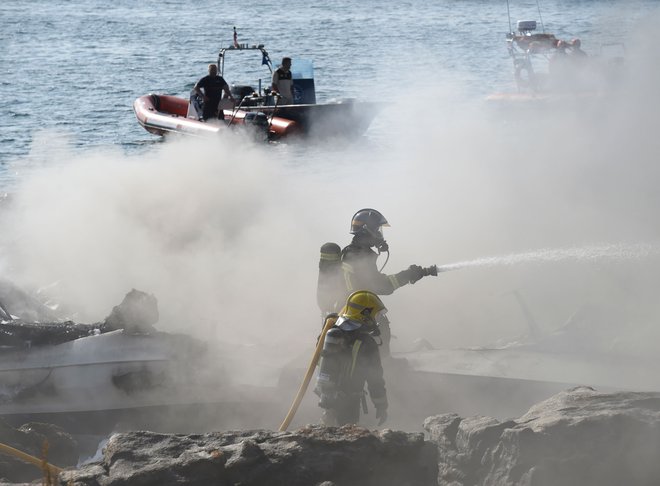 52 turistov in članov posadke je bilo na čolnu v času izbruha požara. FOTO: Miguel Riopa, AFP