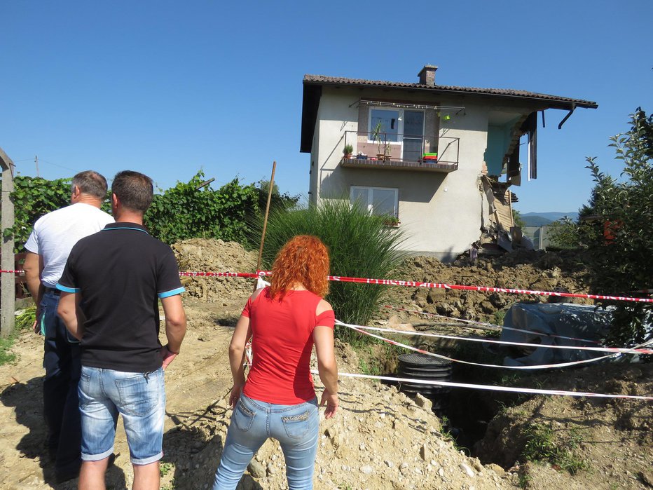 Fotografija: Hiša Bučarjevih in Golobovih je uničena. FOTO: Mojca Marot
