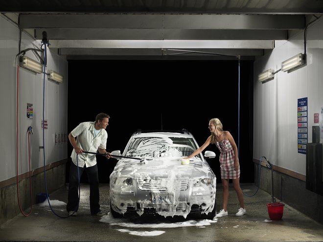 Čiščenje avtomobila je bolj pristojnost moških. FOTO: Guliver/Getty Images