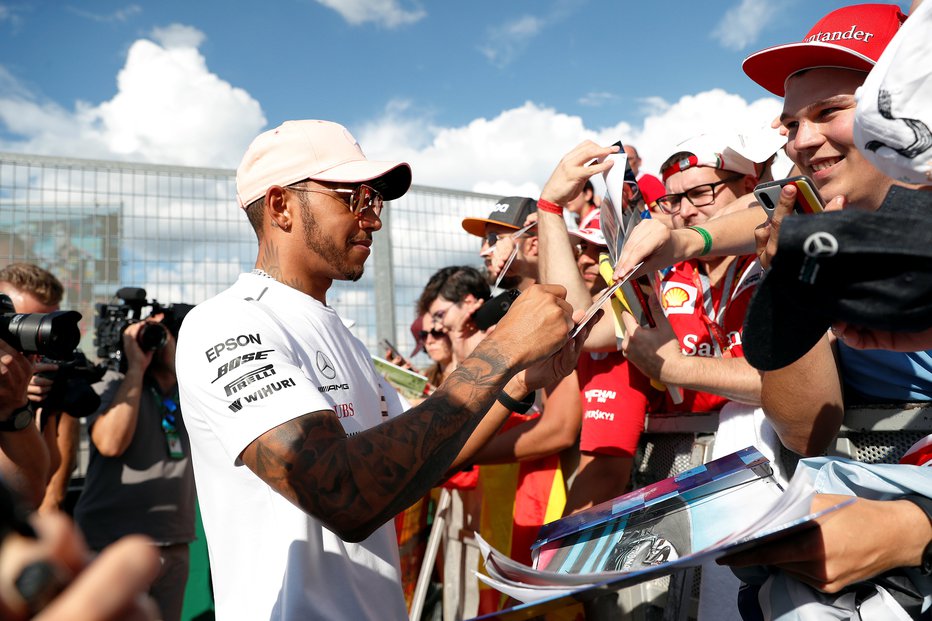 Fotografija: Lewis Hamilton ima tudi na Madžarskem ogromno navijačev. FOTO: Reuters