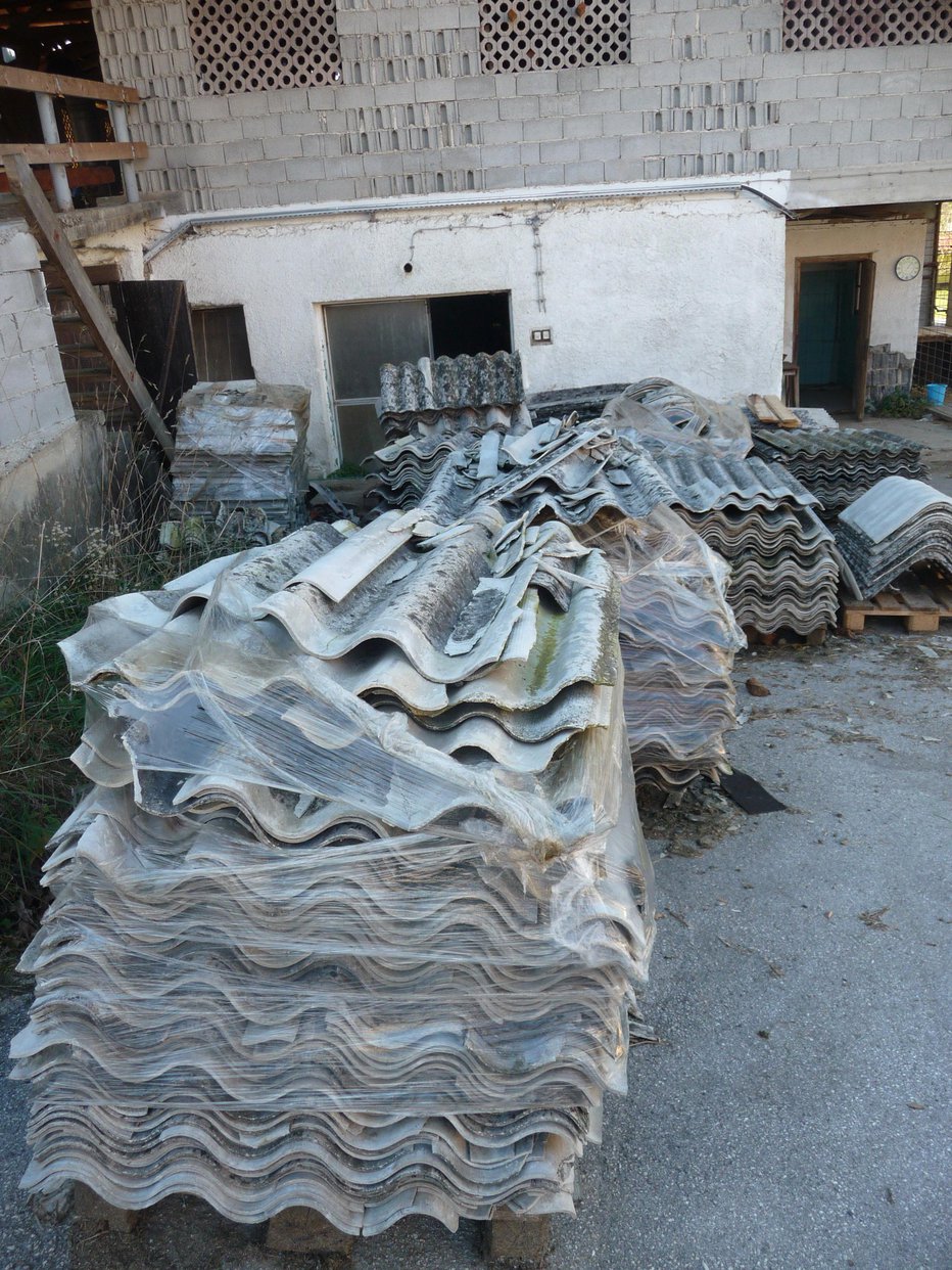 Fotografija: Kam z nevarno azbestno kritino na dvorišču? Foto: Dejan Vodovnik