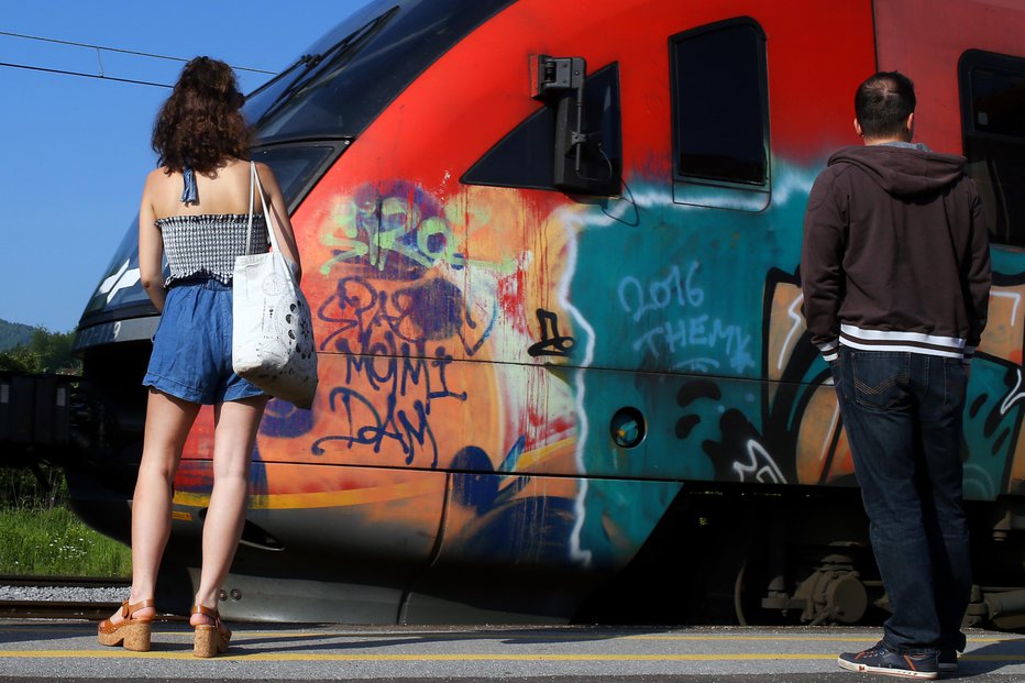Fotografija: Na železniški postaji naj bi ogovarjal tudi druge ženske. FOTO: Tomi Lombar/Delo
