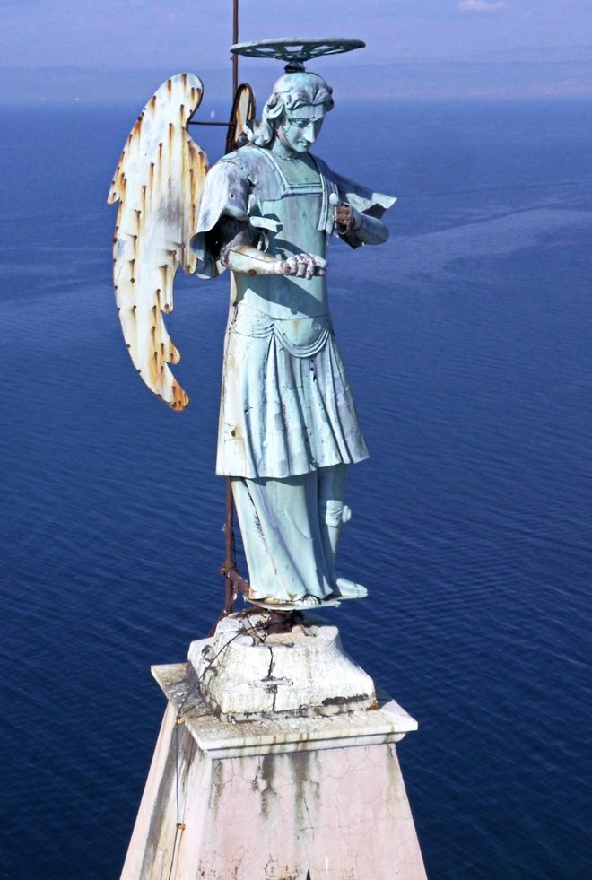 Kip nadangela Mihaela je visok 3,8 m in šteje 249 let, zaradi popravil pa ga bodo kmalu sneli.