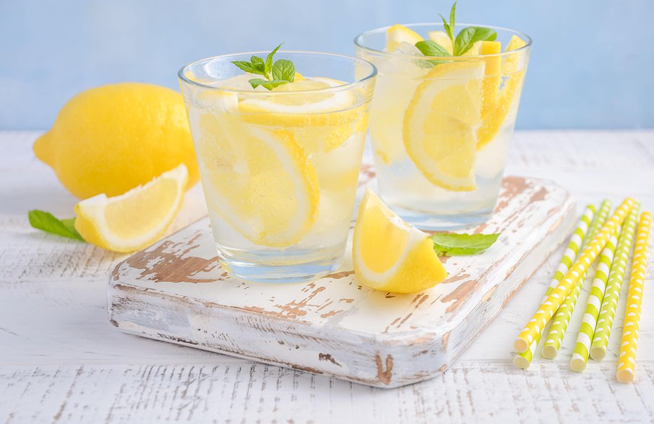 Fotografija: Vodo popestrite s koščki sadja, limone, na primer, in meto. FOTO: Guliver/GETTY IMAGES