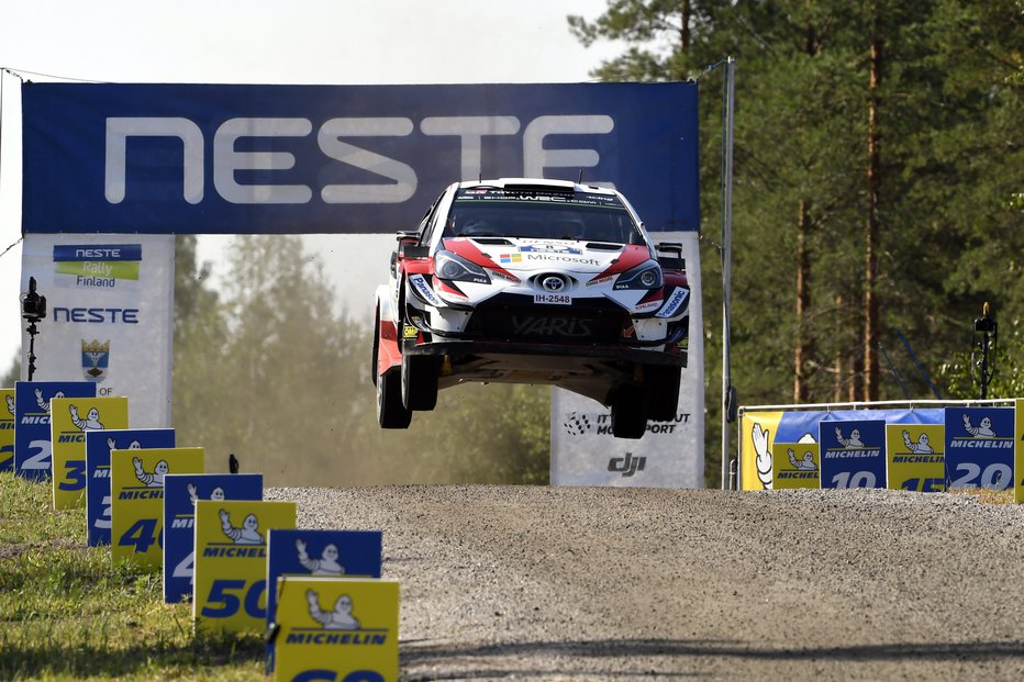 Fotografija: Dirkači (na fotografiji zmagovalec Ott Tänak) so na reliju po Finski s svojimi avtomobili leteli tudi več kot 60 metrov. FOTO: AFP