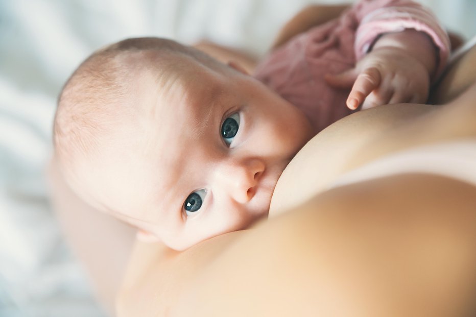 Fotografija: Dojenje ni le zdravo za telesni razvoj otroka in okrevanje matere, ustvarja tudi čarobni stik! FOTO: Guliver/Getty Images