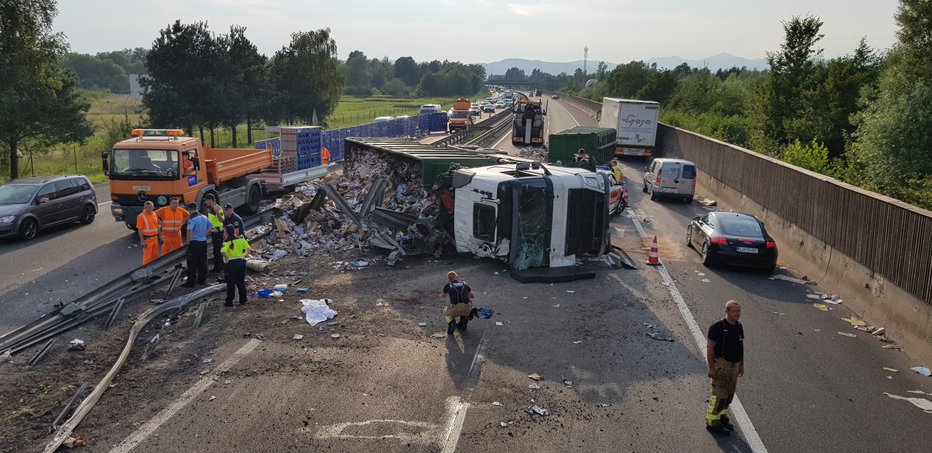 Fotografija: Tovornjak se je prevrnil, voznik pa padel iz kabine. FOTO: Gasilska Brigada Ljubljana