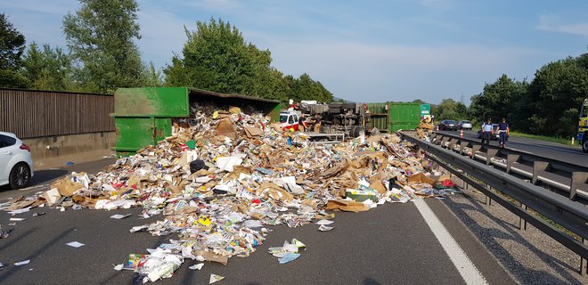 Tovor se je raztresel po vsej avtocesti. FOTO: Gasilska Brigada Ljubljana