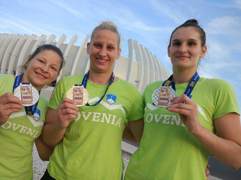 Fotografija: Slovenske junakinje turnirja za veliko nagrado v Zagrebu: zlata Ana Velenšek (na sredini) skupaj s srebrnima Tino Trstenjak (levo) in Klaro Apotekar (desno). FOTO: Marjan Fabjan