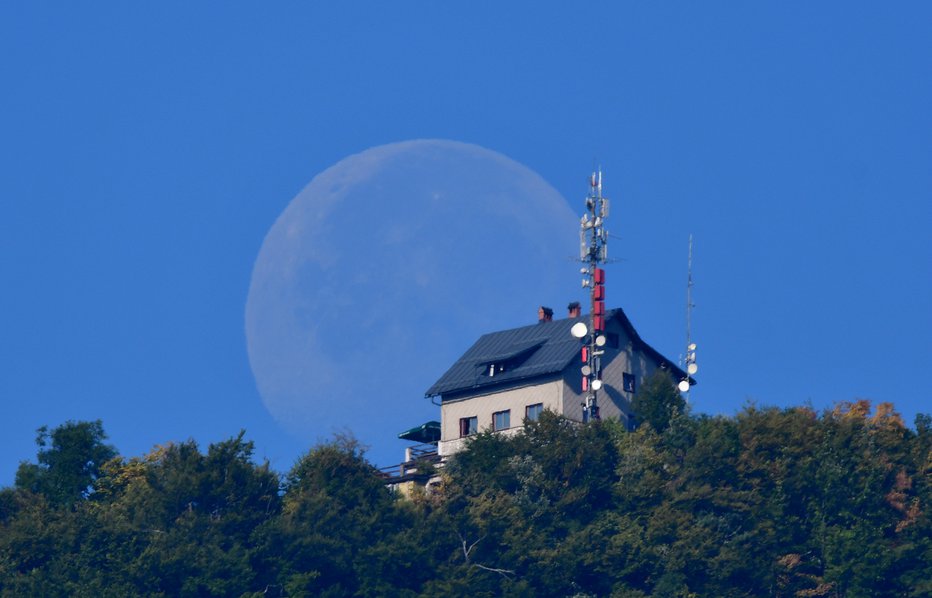 Fotografija: Luna na slovenskem nebu. FOTO: bralec Egon