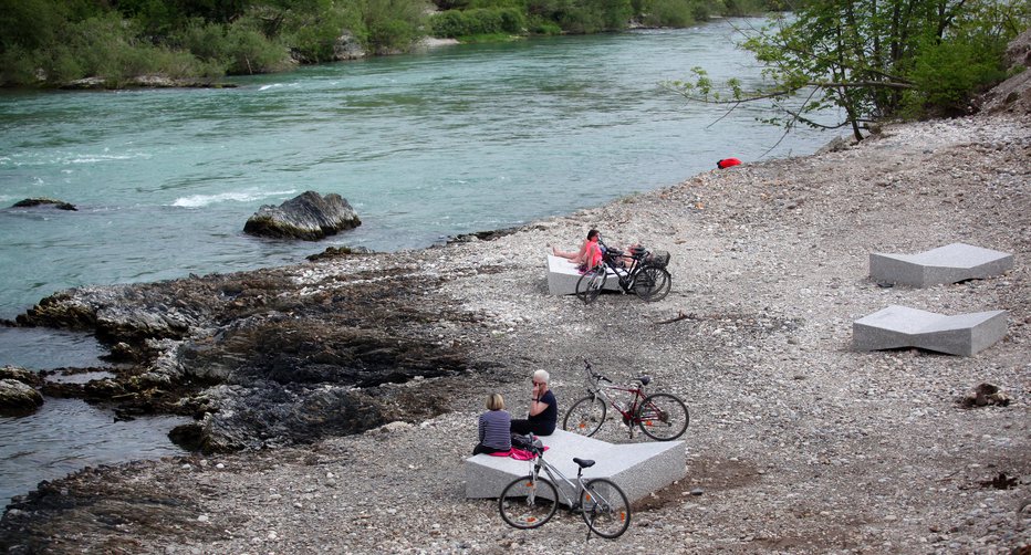 Fotografija: Sava je ena izmed tistih rek, ki v teh dneh ponuja osvežitev. FOTO: Mavric Pivk