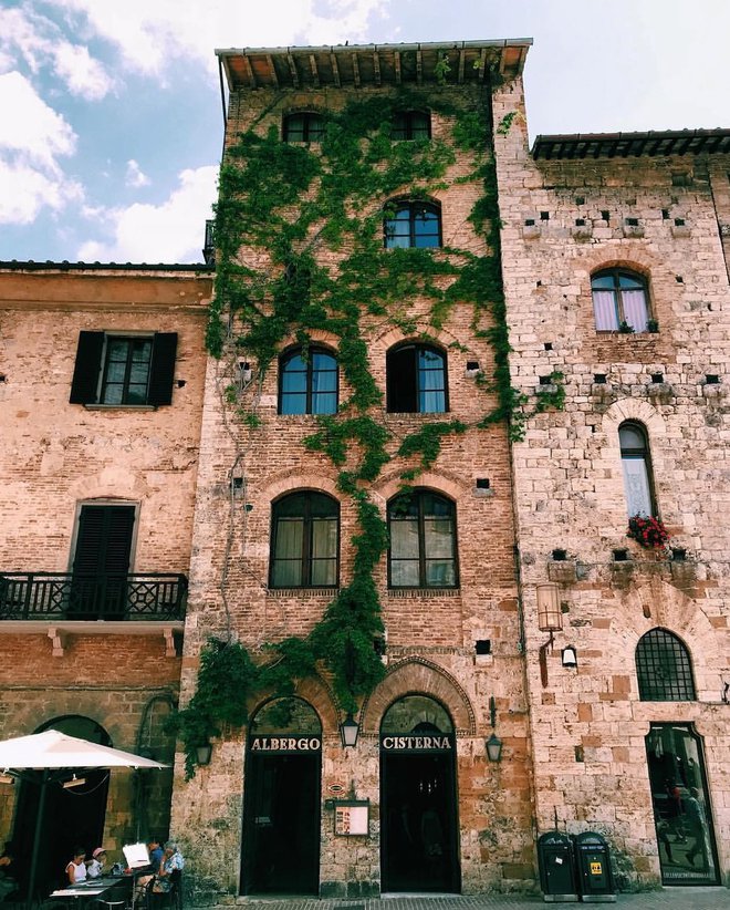 Ogledala sta si tudi srednjeveške stolpe v mestu San Gimignano.