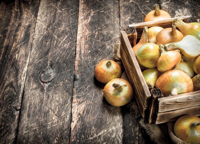 Čebulo, krompir in jabolka hranimo v zabojih. FOTO: Guliver/Getty Images