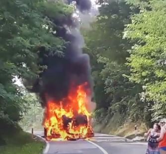 Fotografija: Avto je zgorel v dveh minutah. FOTO: Zaslonski posnetek