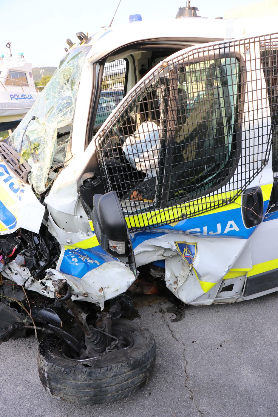 Fotografija: Policista sta bila med lovom udeležena v prometni nesreči. FOTO: PU Koper