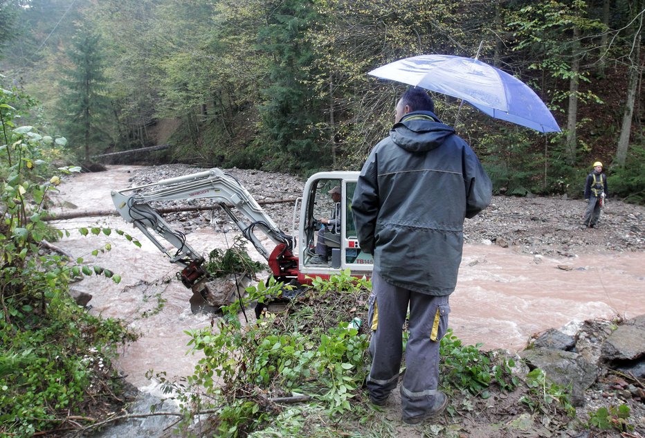 Fotografija: Sanacija po poplavah v dolini Hrastnice oktobra 2014 FOTO: Ljubo Vukelič