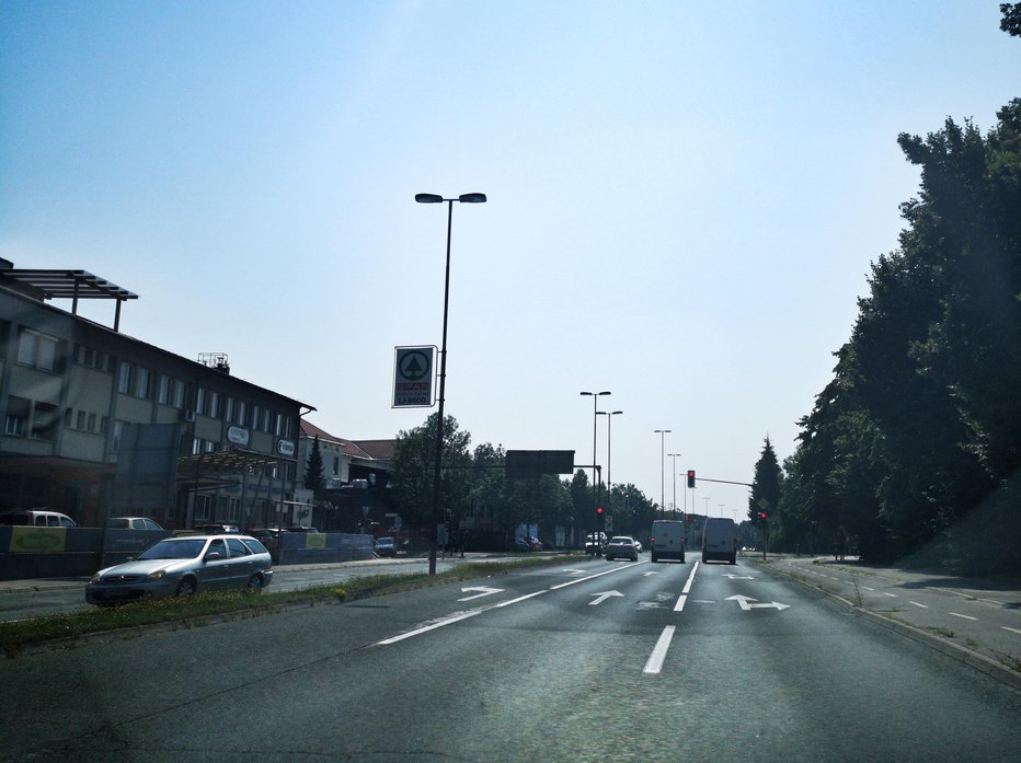 Fotografija: Brajdič je dirjal po Celovški cesti proti središču mesta in na tem križišču zavil na Prušnikovo. FOTO: Dejan Javornik