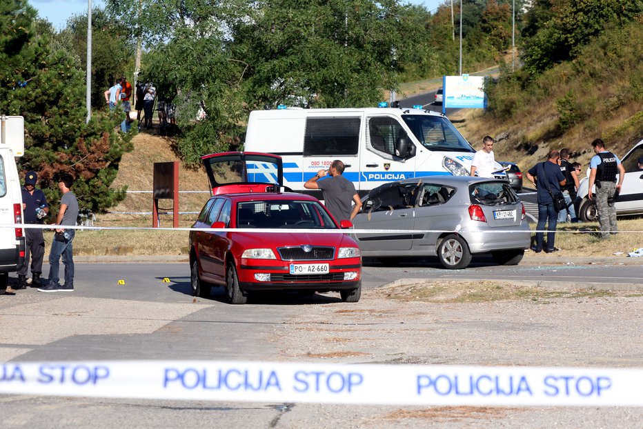 Fotografija: Policisti so prerešetali Gregoričev avto. Foto: Marko Feist