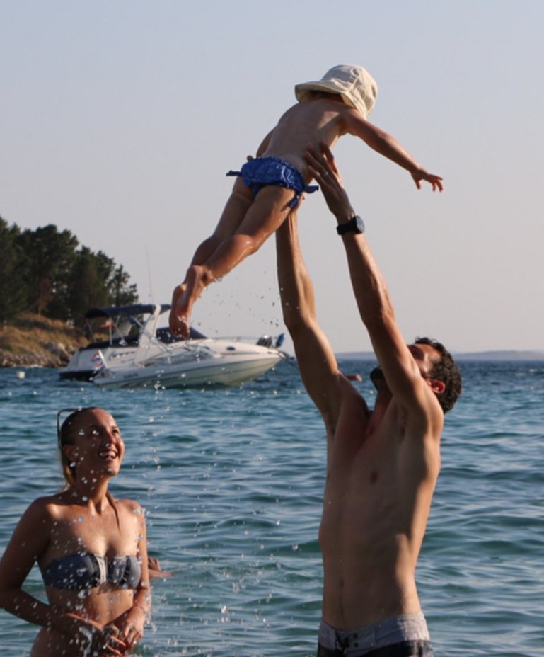Fotografija: Morske radosti očka Jakova, žene Matee in njune hčerkice Mile. Foto: instagram