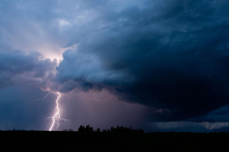 Fotografija: Nad Slovenijo se bodo zgrnili oblaki, ponovno prihajajo nevihte. FOTO: Getty Images, Istockphoto