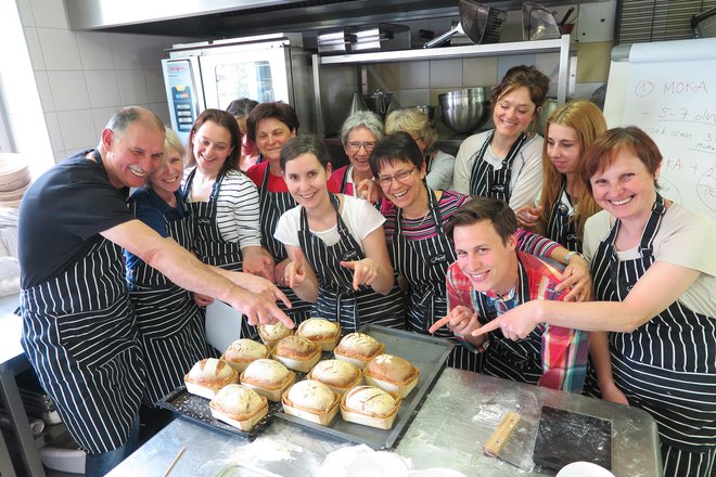 Nataša Đurić (z belo kratko majico) o umetnosti peke kruha z drožmi uči tudi na Akademiji Jezeršek. FOTO: Špela Ankele