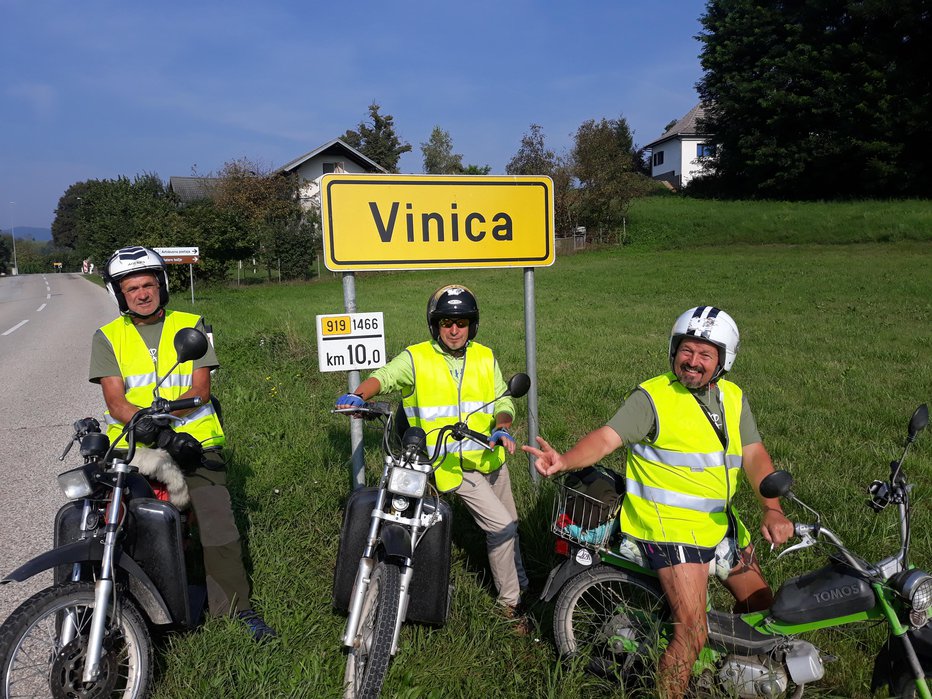 Fotografija: Franc Šuštar, Janez Ahčin in Nejc Štrajhar (z leve) so se ustavili tudi v Vinici. Fotografije: osebni arhiv