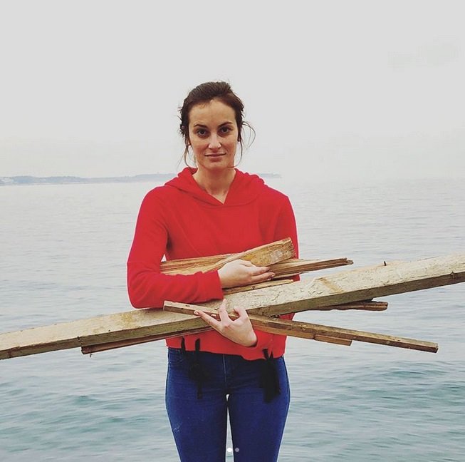 Fotografija: Nika Domnik največ kosov lesenih morskih naplavin najde na obali Pirana od jeseni do spomladi. FOTO: Zasebni arhiv