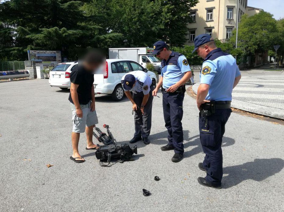 Fotografija: Policisti so bili takoj na kraju napada, kjer so jim pomagali tudi očividci, ki so si zapomnili registrsko številko. FOTO: Blaž Močnik