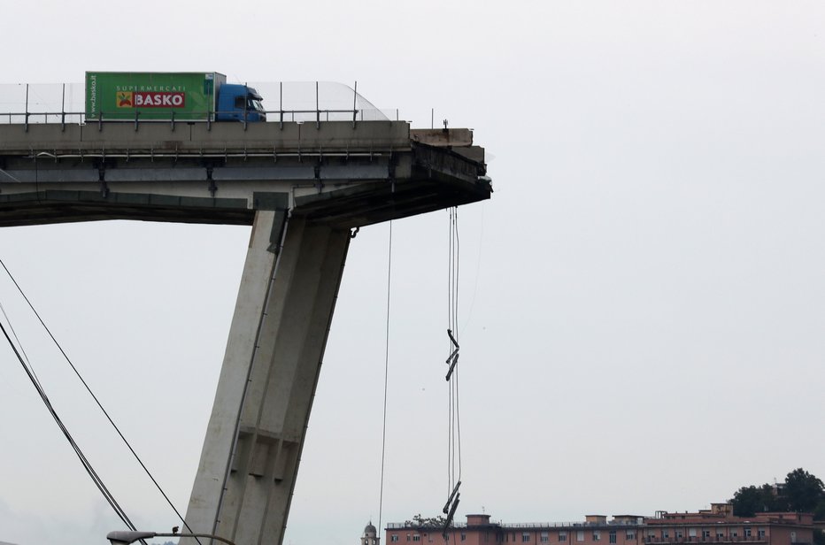 Fotografija: Ustavil se je tik pred delom viadukta, ki se je sesul v globino. FOTO: Reuters